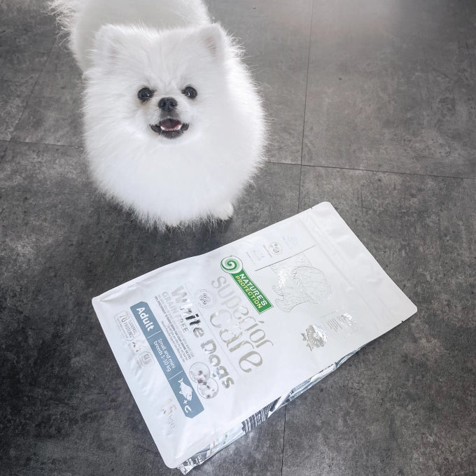 Crocchette per cane adulto con mantello bianco gusto pesce bianco